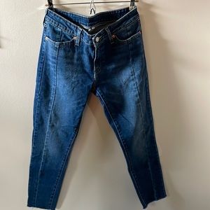 Mid-rise medium wash Levi Skinny Jeans